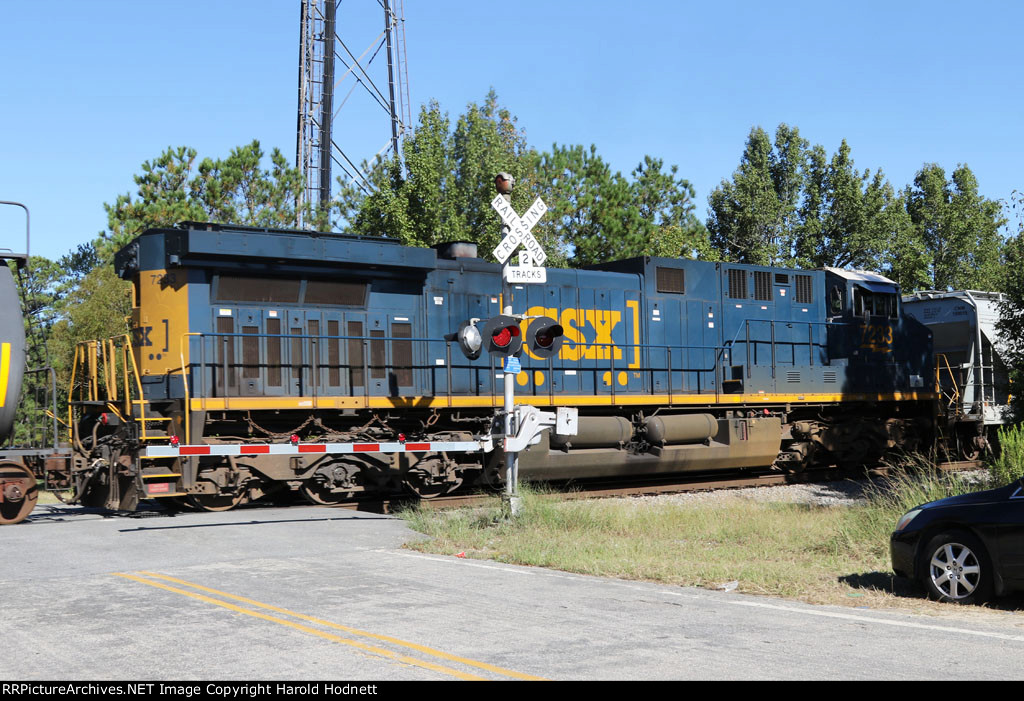 CSX 7233 is mid-train DPU on train Q471-24